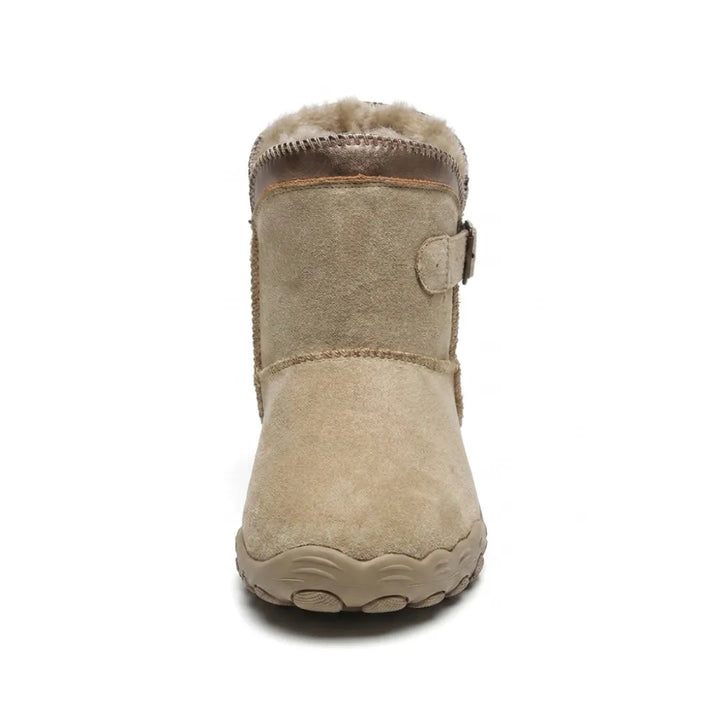 Botte beige vue de face, montrant le bout arrondi, la doublure chaude et la boucle latérale 8