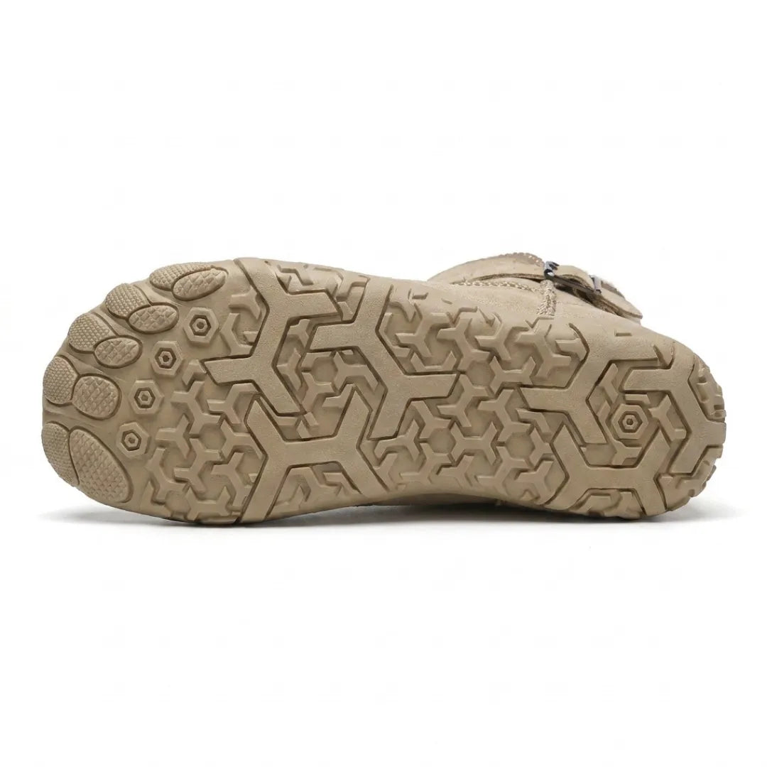 Semelle beige vue de dessous, avec motif de crampons hexagonaux et zone avant en forme d'orteils 9