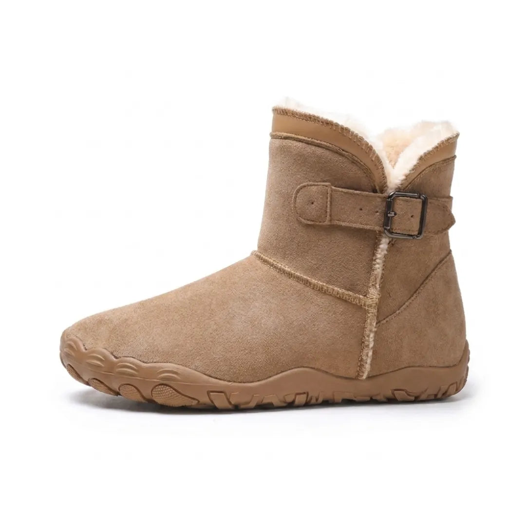Botte camel en suède vue de profil, avec boucle sur la tige et doublure blanche chaude 19