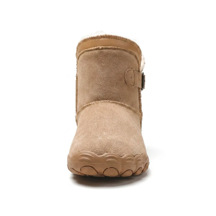 Vue de face d'une botte beige foncé, avec bout large et semelle souple 26