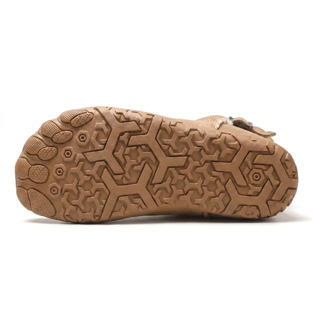 Dessous de la botte beige foncé montrant la semelle à motifs géométriques antidérapants et ses orteils moulés 27