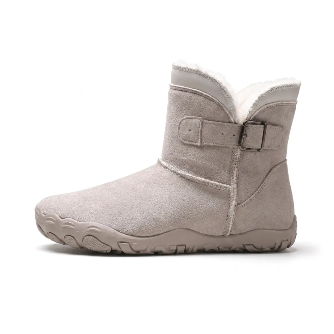 Botte gris clair en daim vue de profil, avec doublure blanche et boucle 28