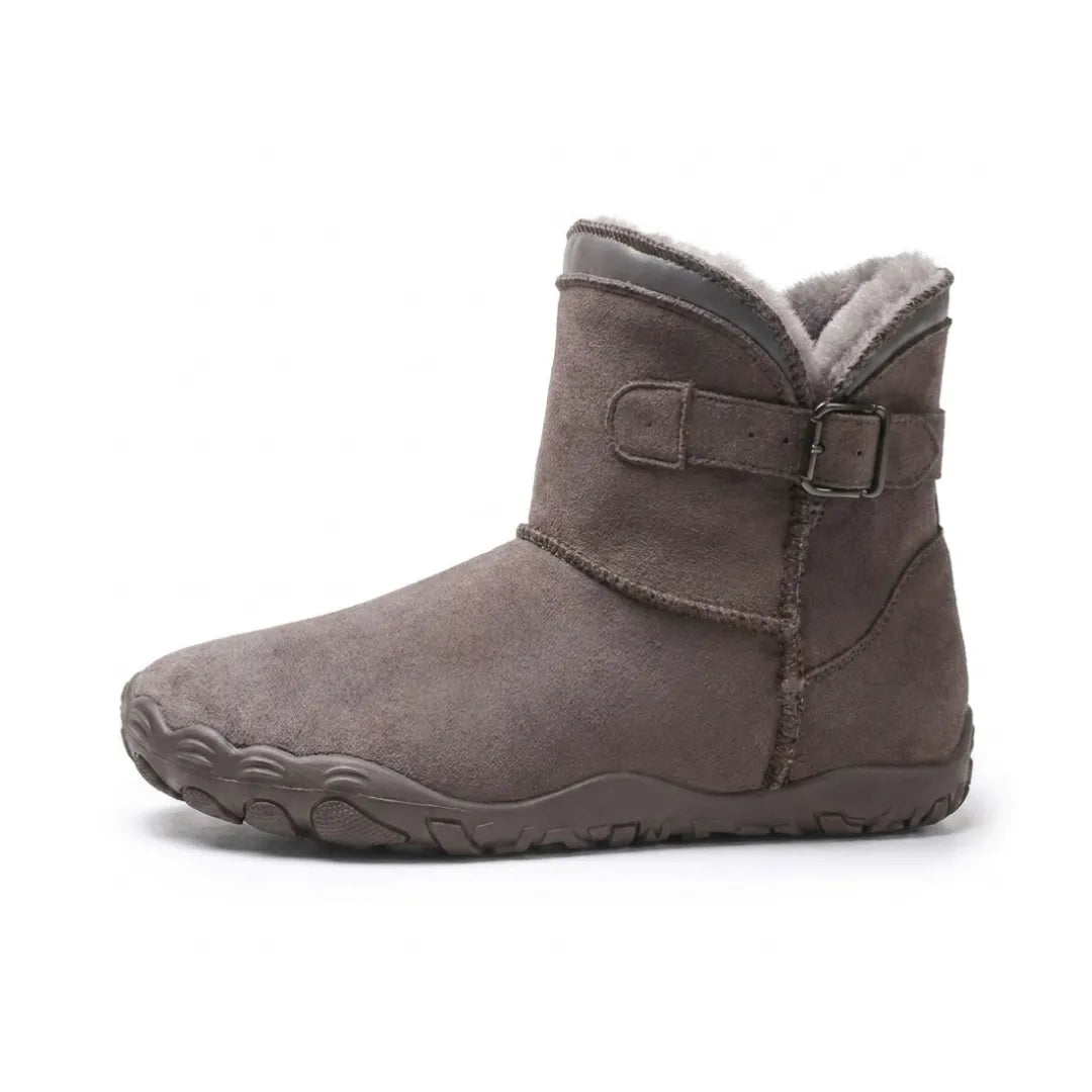Botte taupe en daim vue de profil, avec doublure grise, boucle et semelle crantée 37