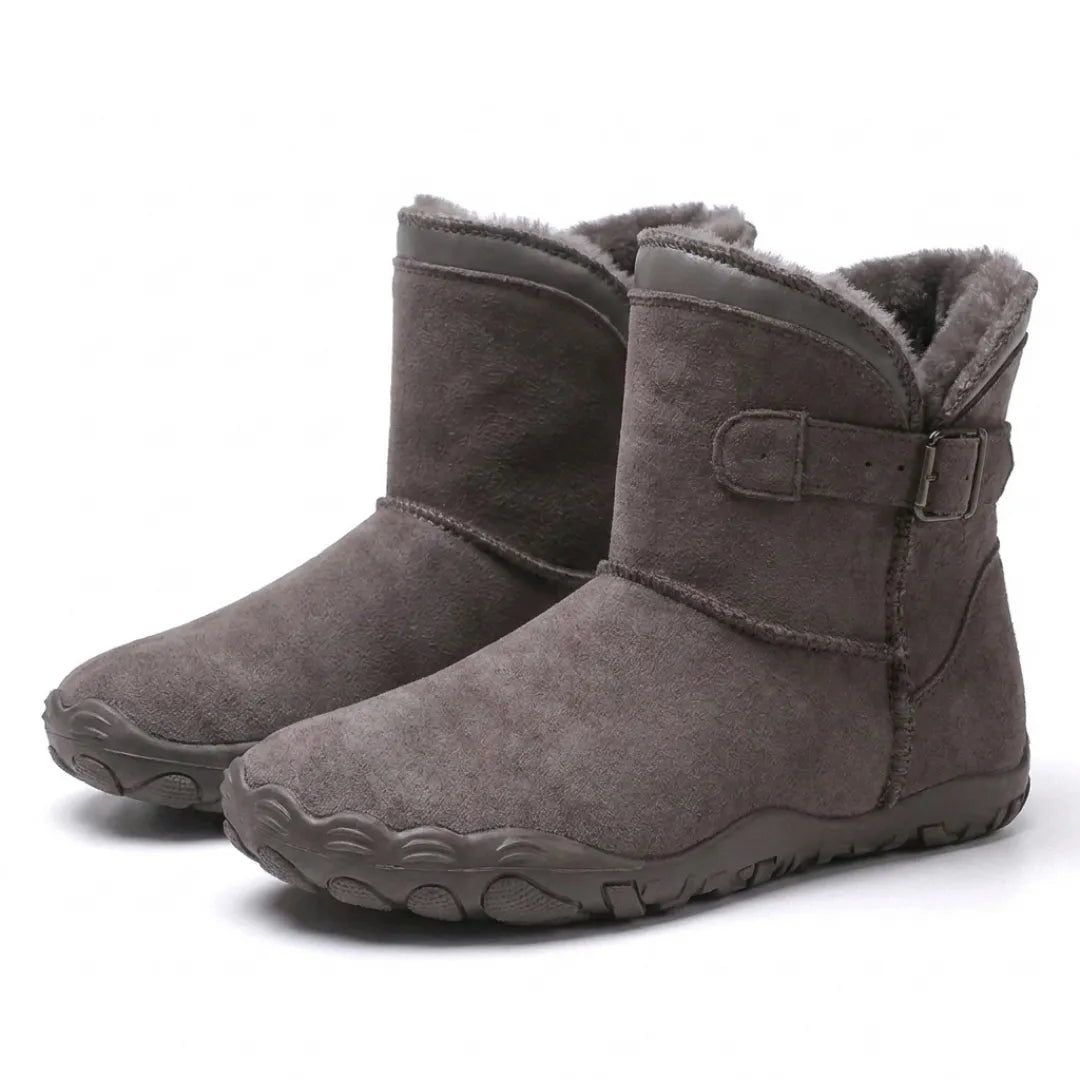 Paire de bottes taupe en daim, doublure peluche visible et boucle sur le cÃ´tÃ©, vue trois quarts 43
