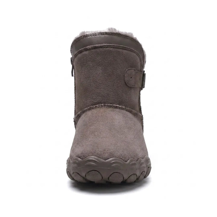 Botte taupe vue de face, montrant la large pointe arrondie, la fermeture Ã©clair latÃ©rale et la semelle ondulÃ©e 44