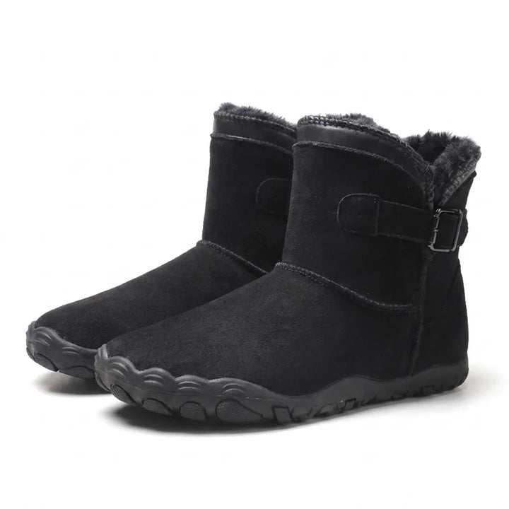 Paire de bottes noires en suède, doublure douce et semelle crantée, vue de trois quarts 16