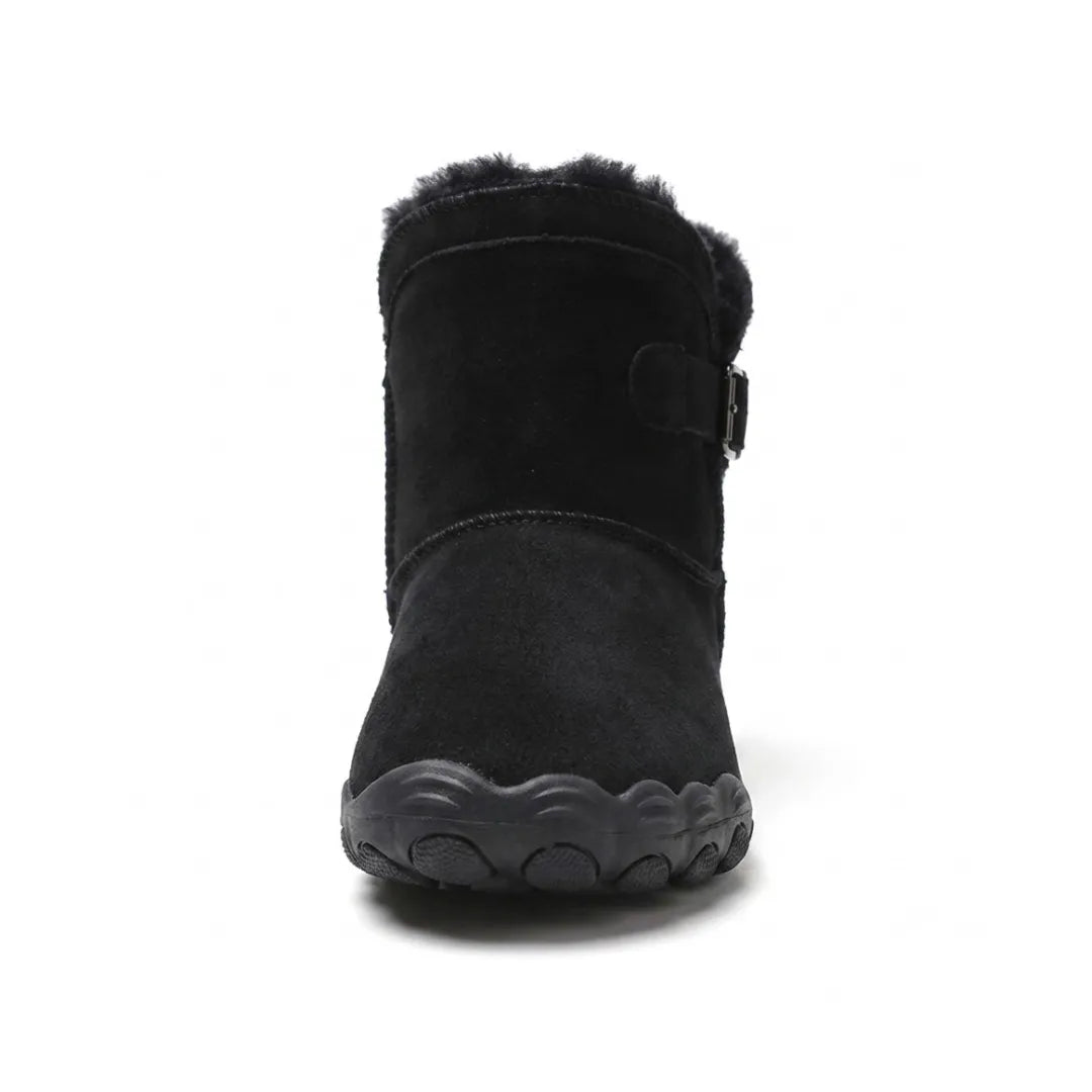 Botte noire vue de face, montrant le bout arrondi, la doublure moelleuse et la boucle latérale 17