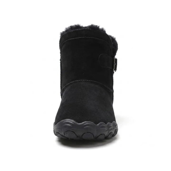 Botte noire vue de face, montrant le bout arrondi, la doublure moelleuse et la boucle latérale 17