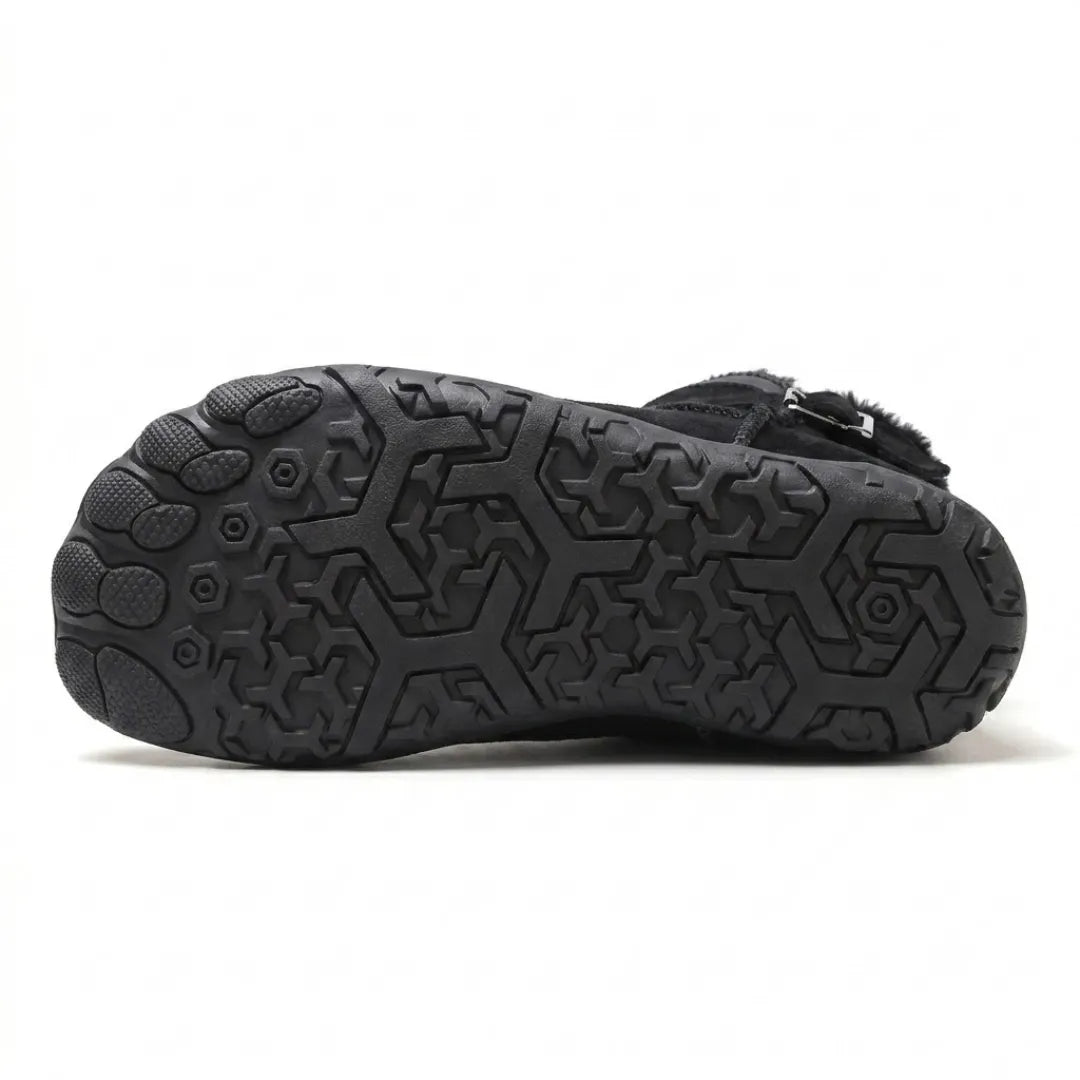 Semelle noire vue de dessous, avec motif de crampons hexagonaux et zone avant en forme d'orteils 18