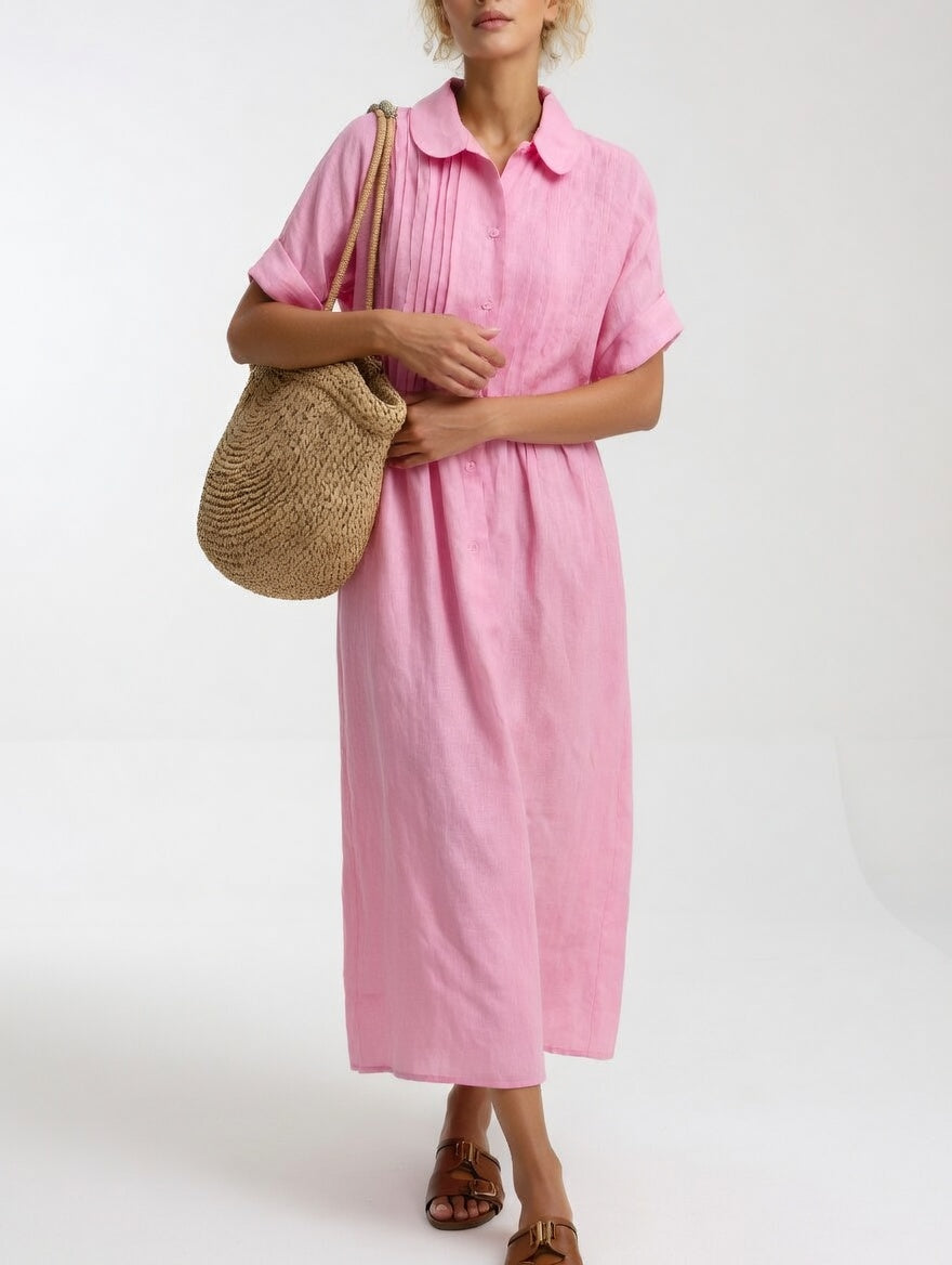 Robe rose portée par une femme qui tient un grand panier en paille sur l'épaule, vue de face. 4