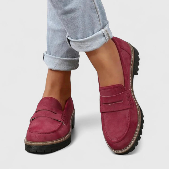 Mocassins rouge bordeaux portés avec un jean retroussé, vue de face 2