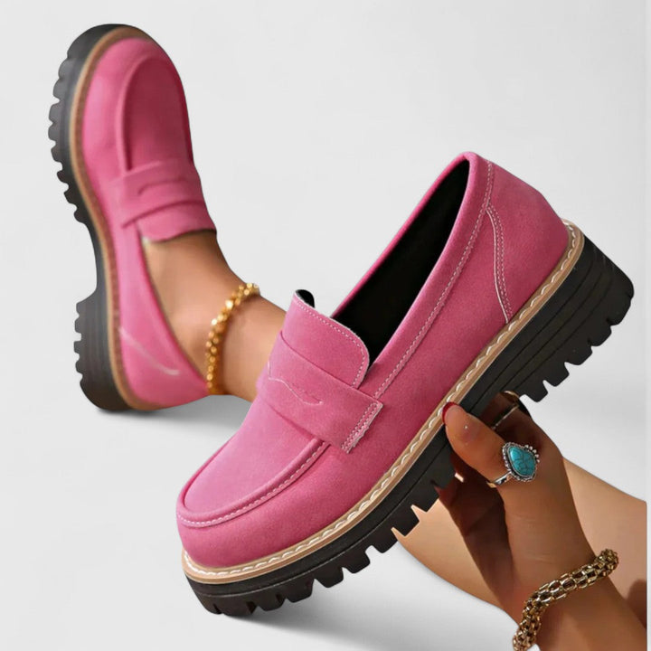 Mocassins roses tenus en main, semelle crantée épaisse bien visible, bracelets et bague 3