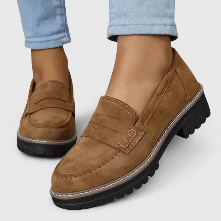 Mocassins marron clair portés avec un jean, gros plan sur la bride penny et les coutures 5