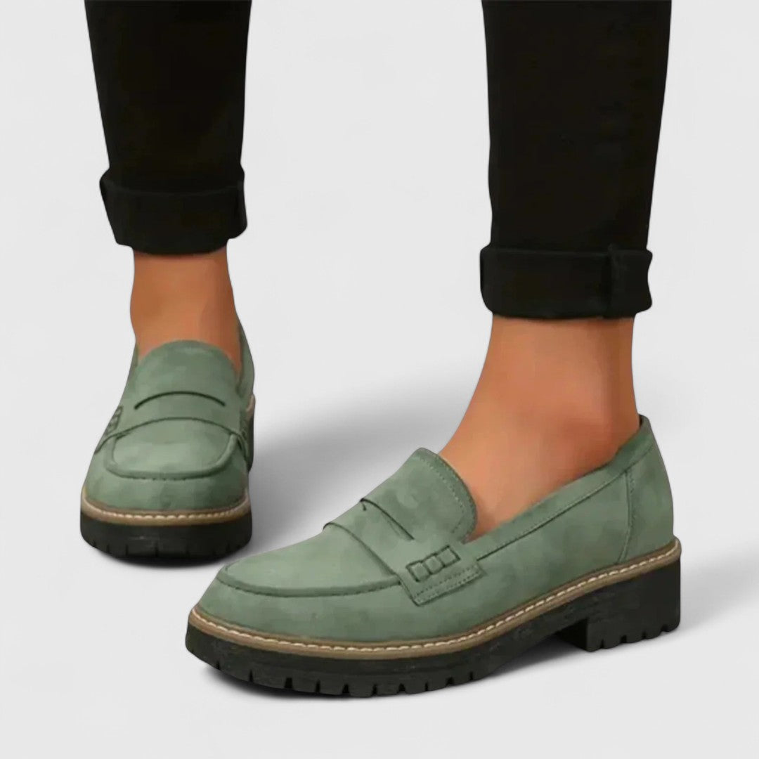 Mocassins verts portés avec un pantalon noir retroussé, vue de face et de profil 6