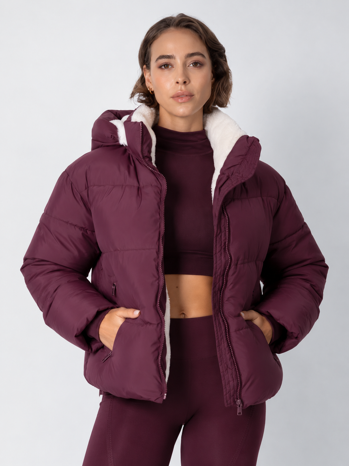 Veste prune ouverte sur un ensemble assorti, doublure polaire claire visible au col et à la capuche 16