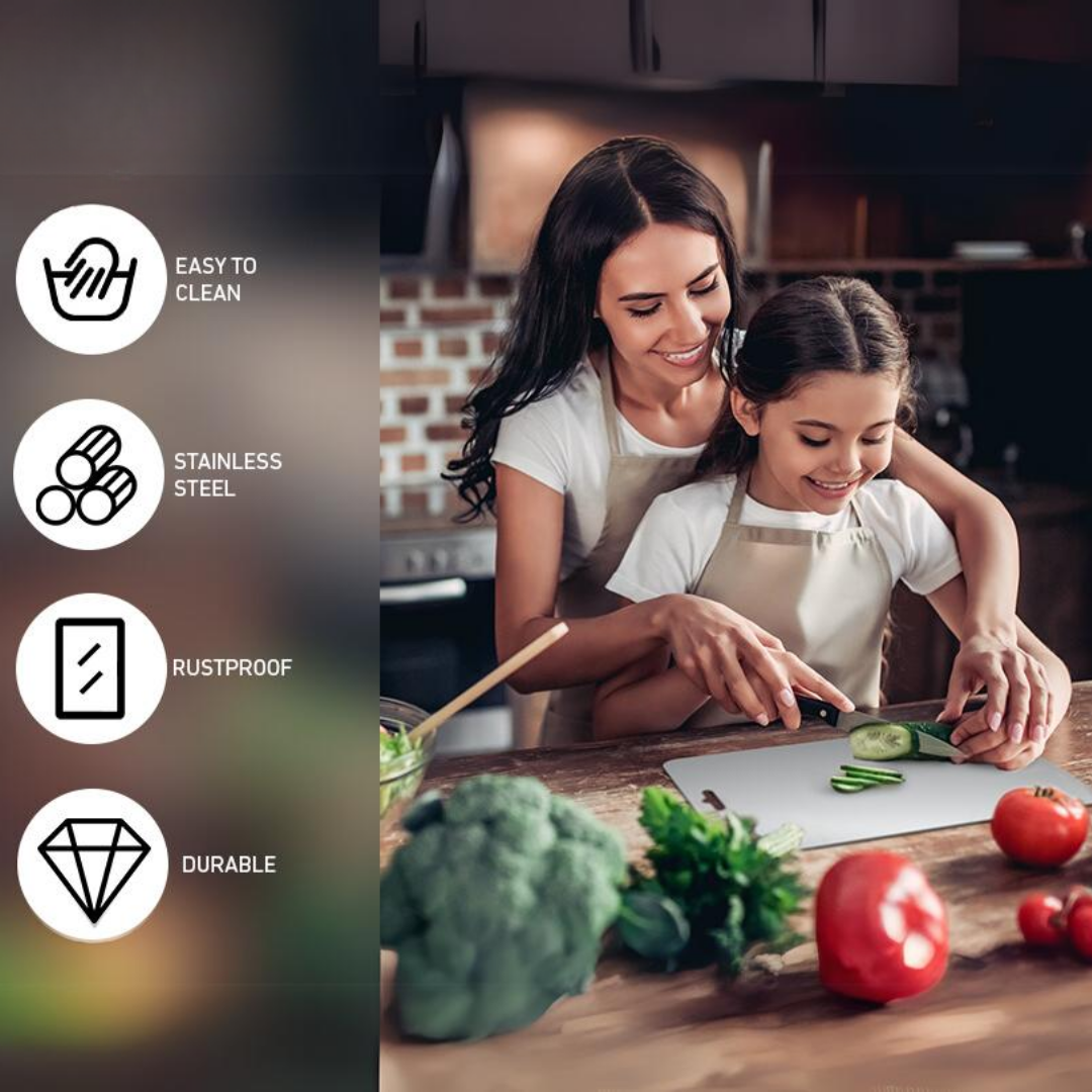 Une mère et sa fille sourient en coupant ensemble un concombre sur la planche, dans une cuisine, avec des pictogrammes de qualités à gauche. 5