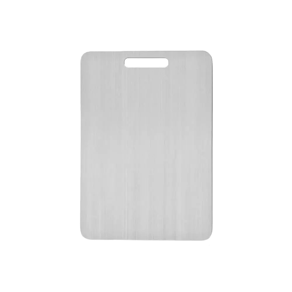 Planche rectangulaire en acier inoxydable brossé aux coins arrondis, avec une poignée ovale découpée, vue de face sur fond blanc. 1