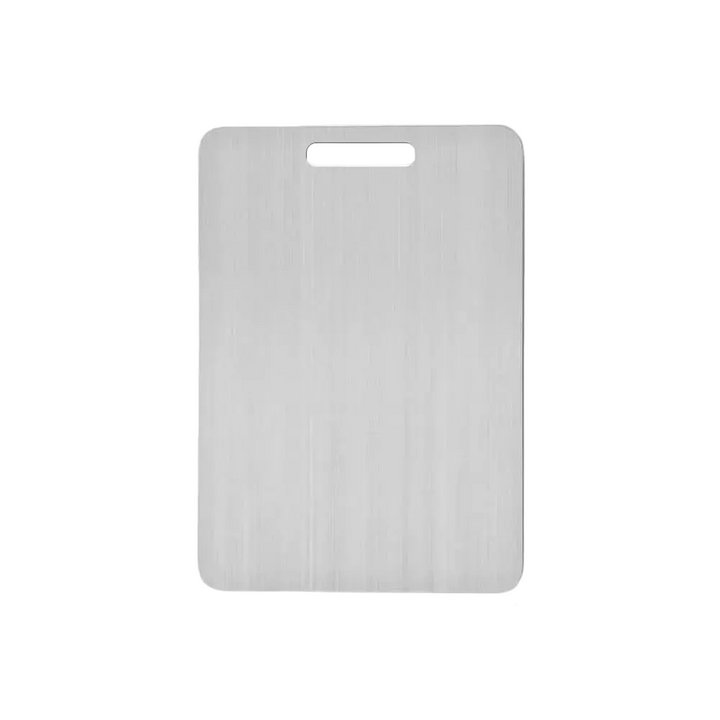 Planche rectangulaire en acier inoxydable brossé aux coins arrondis, avec une poignée ovale découpée, vue de face sur fond blanc. 1