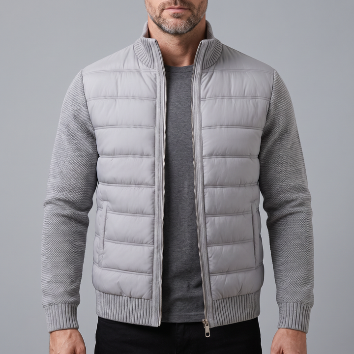 Homme portant la veste grise zippée ouverte sur un t-shirt gris foncé, vue de face 1