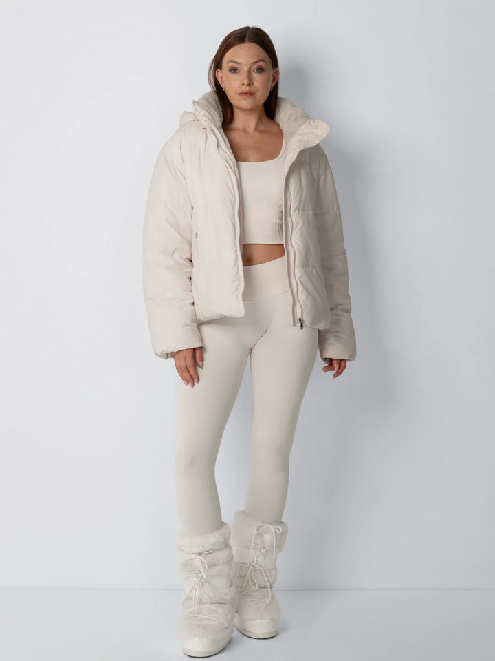 Mannequin en pied de face, veste écru ouverte, ensemble assorti et bottes fourrées blanches 5