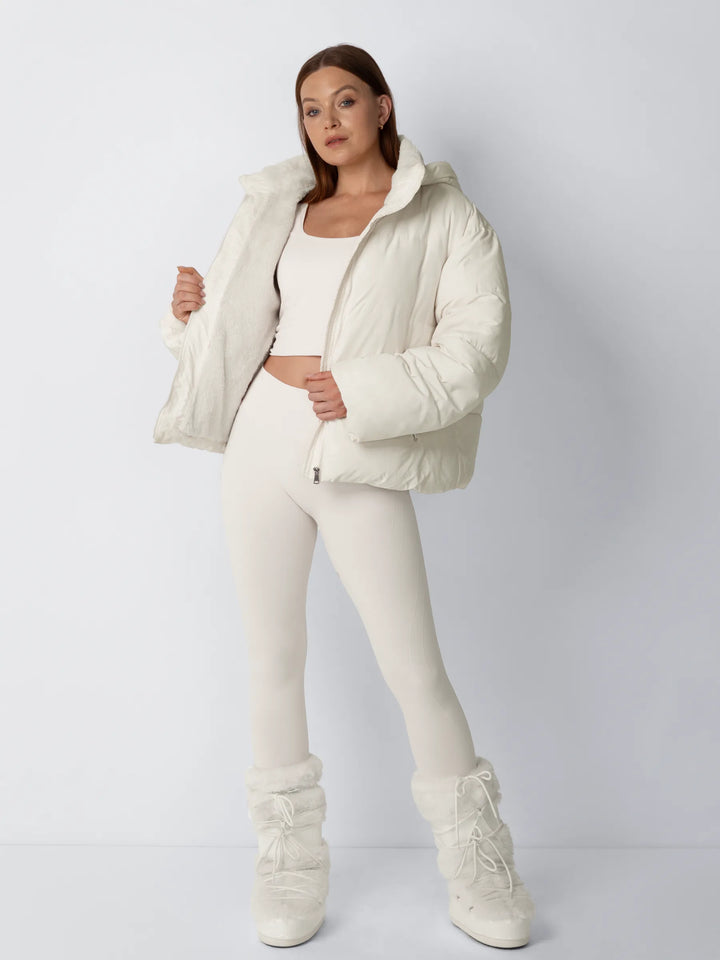 Veste écru ouverte, mannequin en pied tenant un pan pour montrer la doublure polaire douce 2