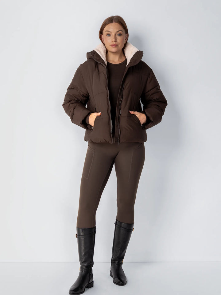 Mannequin en pied portant la veste marron ouverte, legging assorti et bottes hautes noires 15