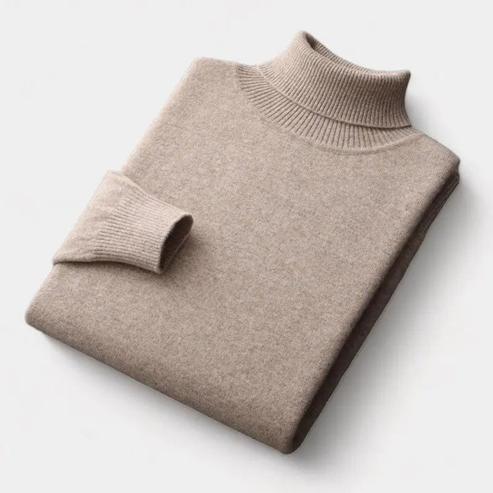 Pull à col roulé beige plié à plat, avec col côtelé et poignet en côtes 8