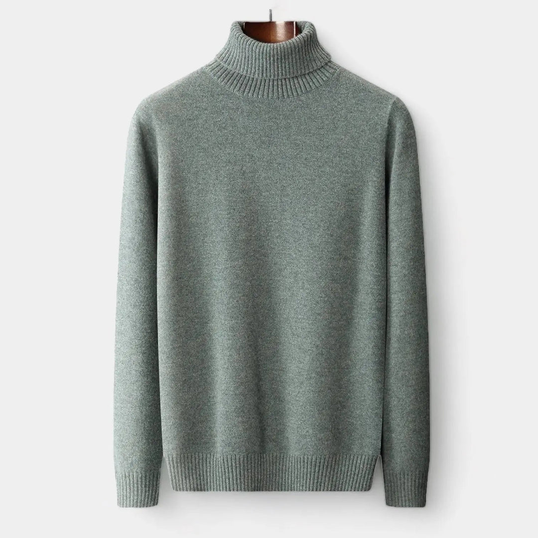 Pull à col roulé vert-gris vu de face, présenté sur un cintre en bois, côtes au col et aux poignets 1