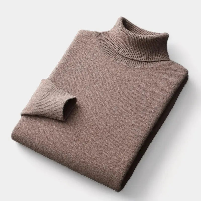 Pull à col roulé marron taupe plié à plat, manche repliée sur le devant 9