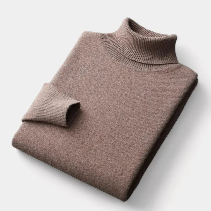 Pull à col roulé marron taupe plié à plat, manche repliée sur le devant 9