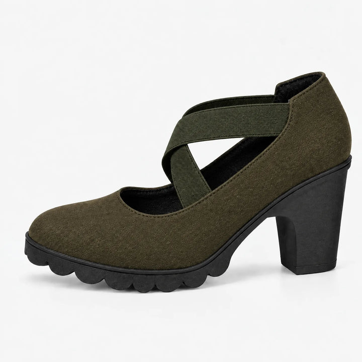 Profil d'une chaussure kaki à brides élastiques croisées assorties, talon bloc noir et semelle crantée, sur fond blanc. 15