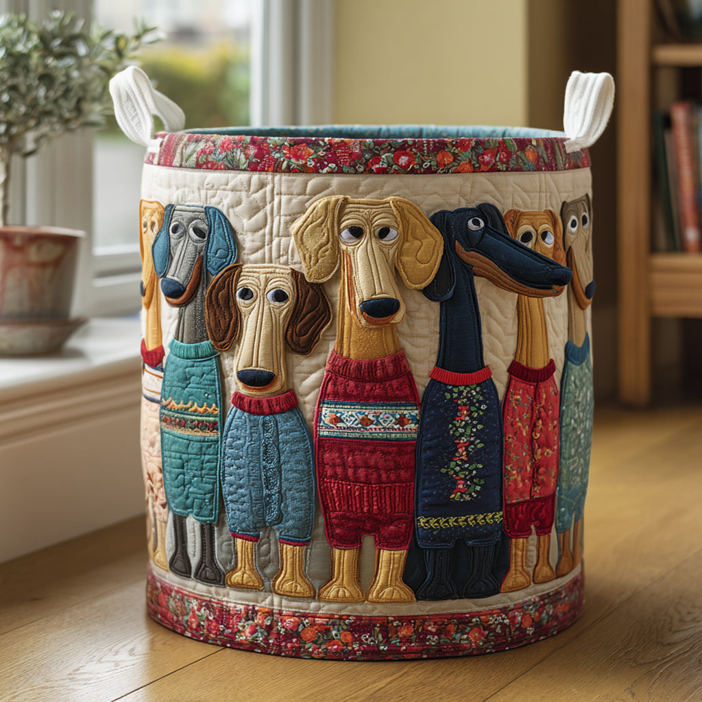 Panier rond matelassé crème orné de chiens appliqués en pull, posé sur un parquet près d'une fenêtre 1