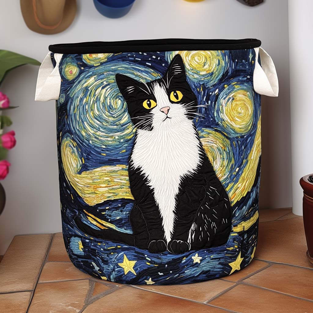 Panier rond matelassé à poignées en tissu crème, orné d'un chat noir et blanc sur un ciel étoilé bleu et jaune, posé sur un carrelage. 1