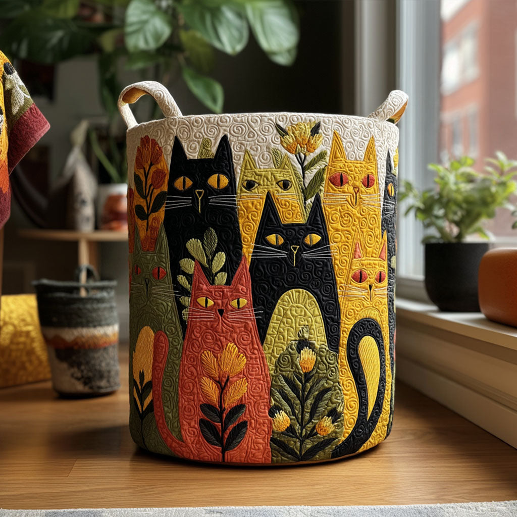 Panier rond matelassé orné de chats stylisés noirs, jaunes, orange et verts parmi des fleurs, posé près d'une fenêtre. 1