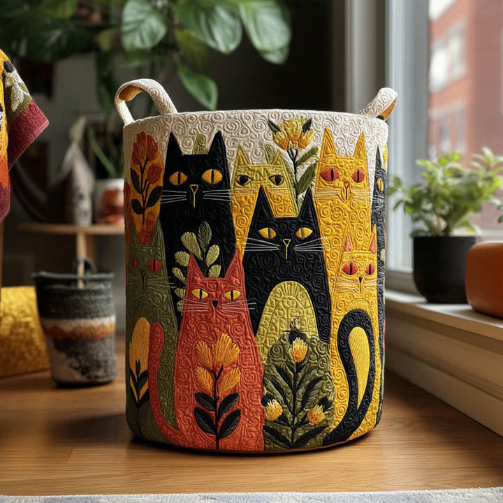 Panier rond matelassé orné de chats stylisés noirs, jaunes, orange et verts parmi des fleurs, posé près d'une fenêtre. 1