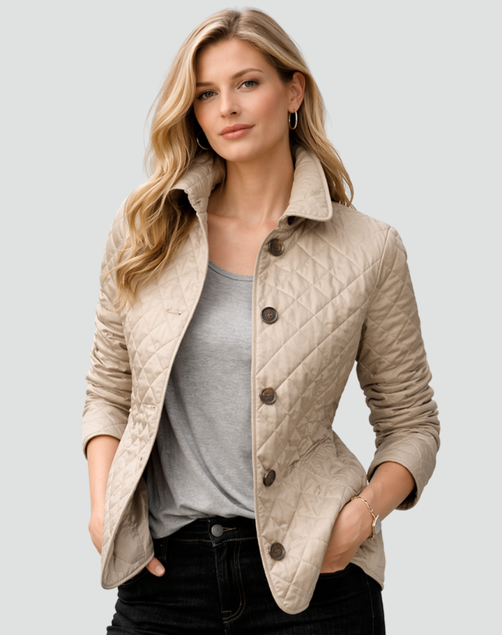 Veste matelassée beige sable portée sur un t-shirt gris et un jean noir, mains dans les poches, boutons marron foncé. 3