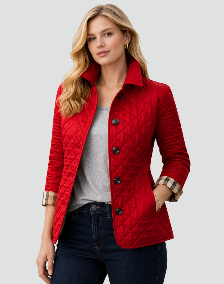 Veste matelassée rouge vif portée avec t-shirt gris et jean brut, manches retroussées laissant voir la doublure à carreaux. 4