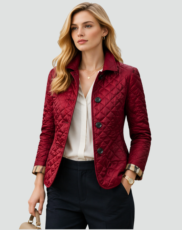 Veste matelassée bordeaux portée avec chemisier blanc, pantalon marine et sac beige, boutons noirs et poignets retroussés à carreaux. 6