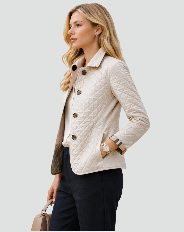 Veste matelassée beige clair vue de profil sur une mannequin, main dans la poche, montrant le col, la doublure et la ligne ajustée. 7