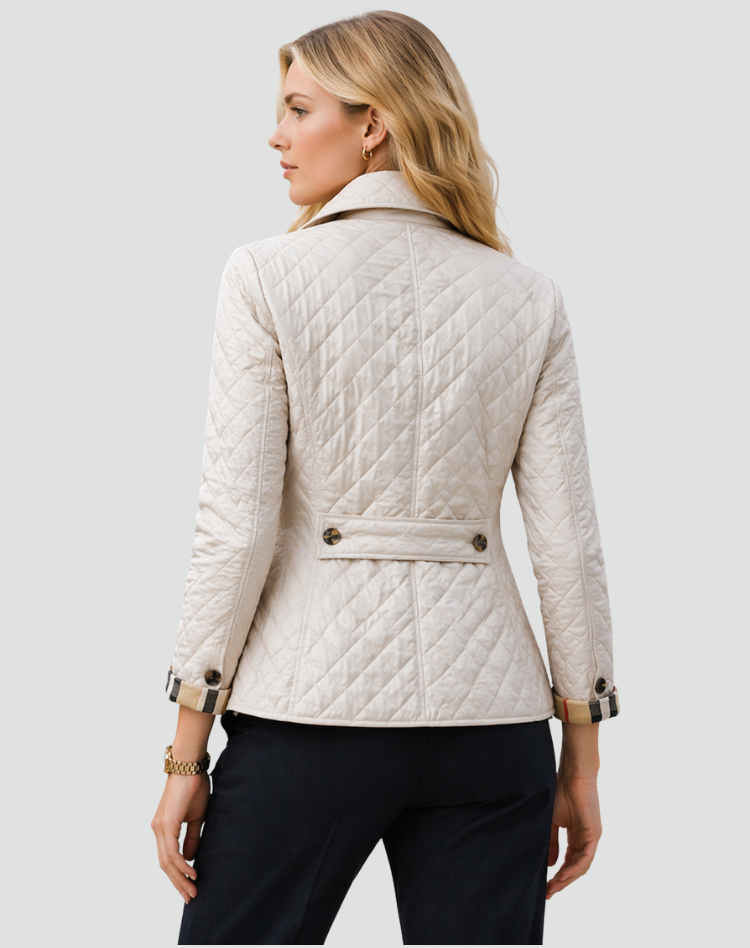 Veste matelassée beige clair vue de dos, avec petite patte de serrage boutonnée dans le bas du dos et coutures en losange. 8