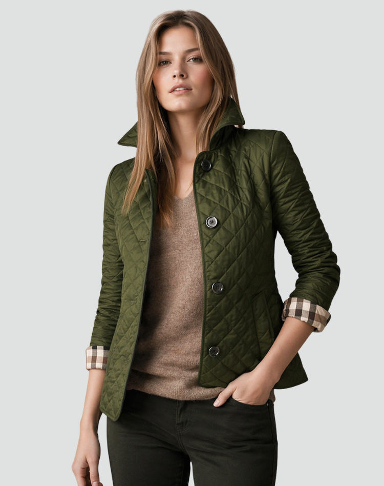 Veste matelassée vert kaki portée sur un pull marron à col V et un pantalon sombre, une main dans la poche, manches retroussées. 9