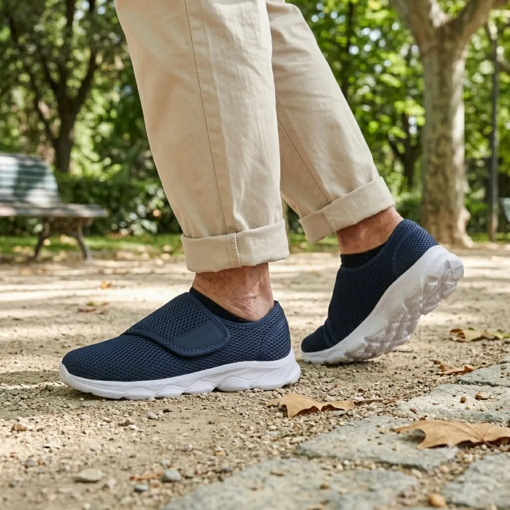 Pieds d'un marcheur chaussés de baskets bleu marine à sangle, pantalon beige retroussé, sur un chemin de parc. 2