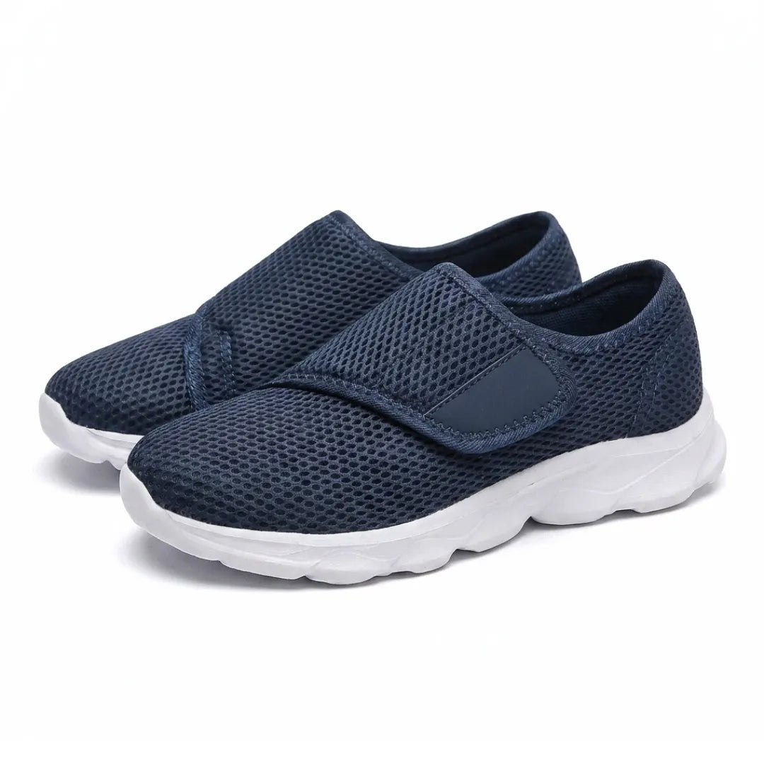 Paire de chaussures bleu marine en mesh aéré à sangle auto-agrippante, semelle blanche, vue trois-quarts sur fond blanc. 7