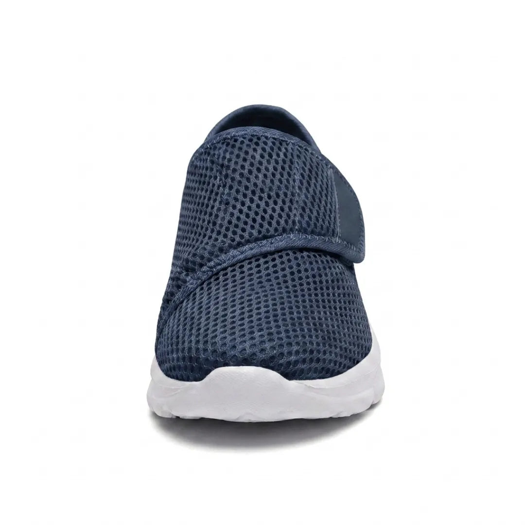 Vue de face de la chaussure bleu marine en mesh, montrant la sangle et la large ouverture du bout. 8