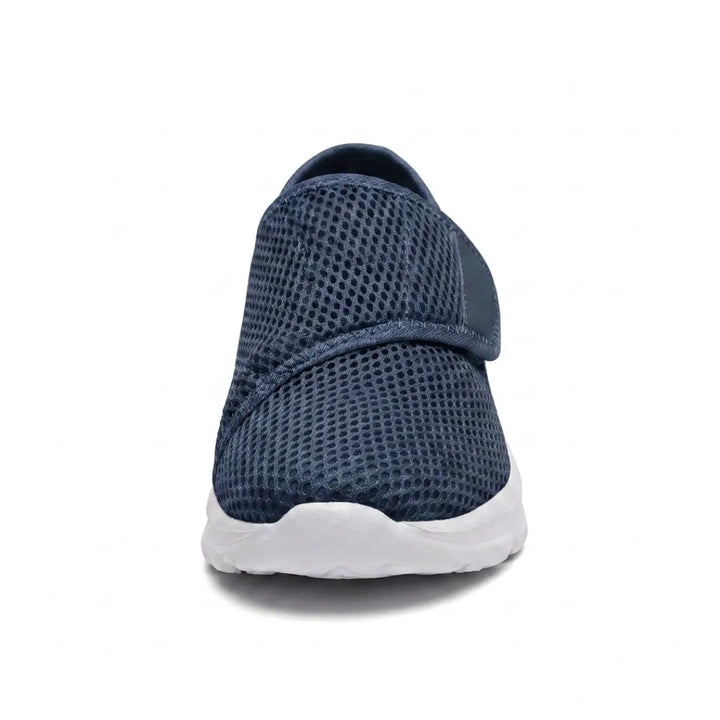 Vue de face de la chaussure bleu marine en mesh, montrant la sangle et la large ouverture du bout. 8