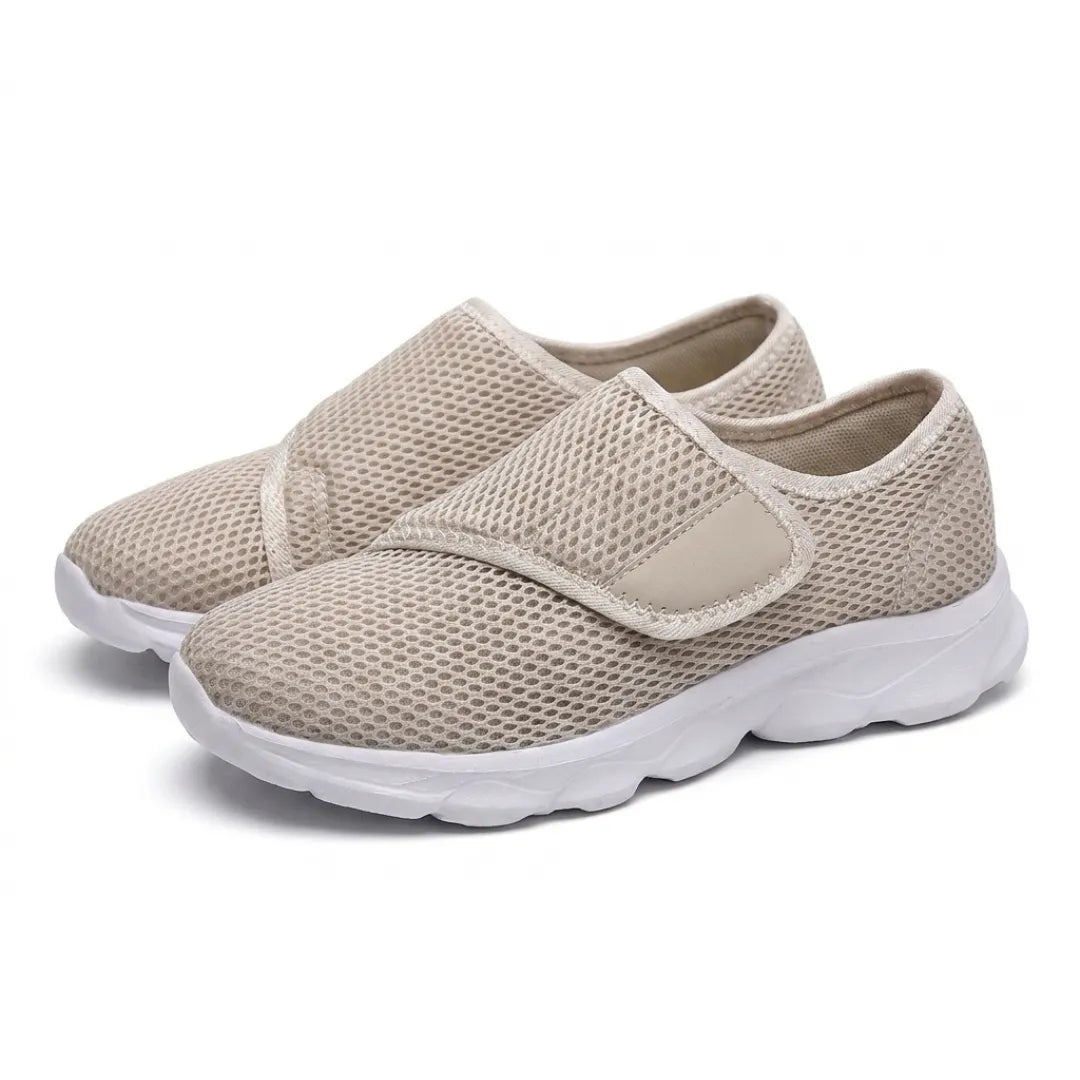 Paire de chaussures beiges en mesh aérée, sangle auto-agrippante sur le dessus et semelle blanche épaisse, vue de trois quarts sur fond blanc. 34