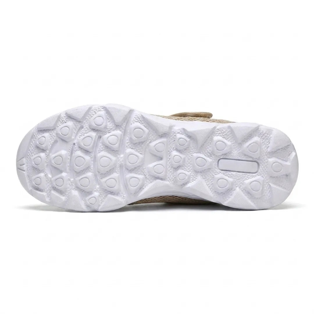 Dessous de la semelle blanche cranté de motifs triangulaires et arrondis antidérapants, avec la sangle beige visible au bord. 36
