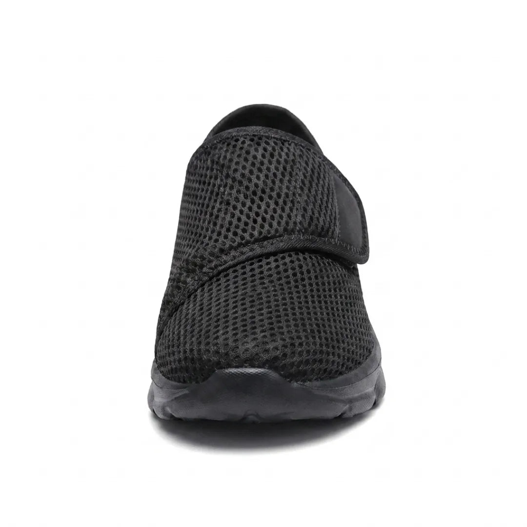 Vue de face de la chaussure noire en mesh, montrant la sangle et la large ouverture du bout. 17