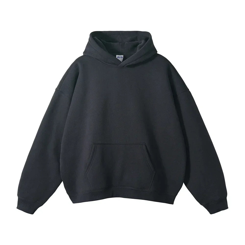 Face avant du sweat à capuche gris anthracite, avec poche kangourou et poignets côtelés, présenté à plat sur fond blanc. 1