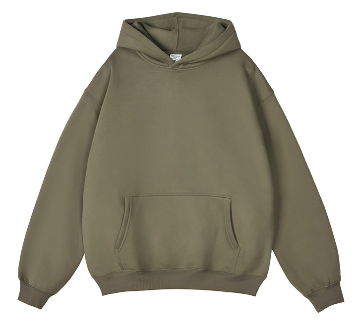 Face avant du sweat à capuche vert kaki, coupe ample avec poche kangourou et poignets côtelés, sur fond blanc. 9